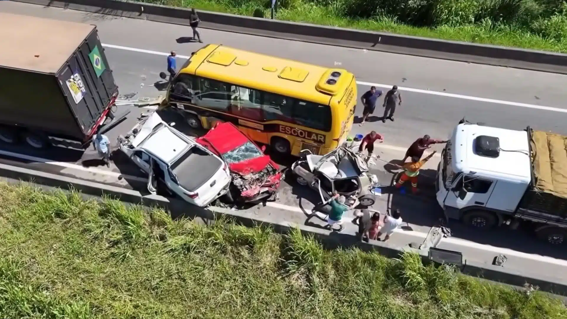 Engavetamento com quatro veículos deixa três feridos na BR-101 em Garopaba